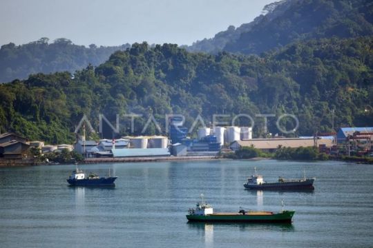 Upaya mengurangi antrean kapal di Teluk Bayur