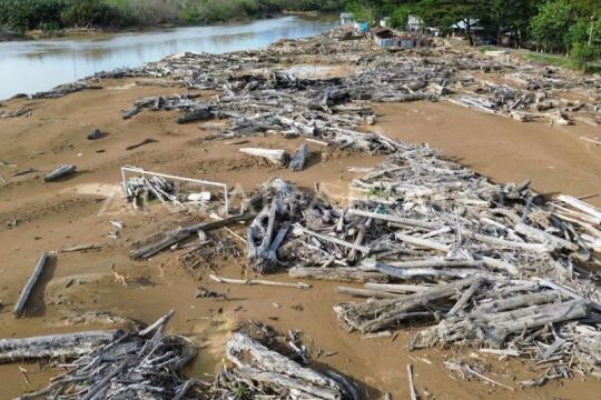 Sisa material banjir bandang di Padang