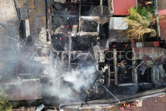 Kebakaran kawasan padat penduduk di Padang