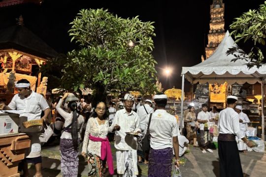 Umat Hindu masih ramaikan Pura Jagatnatha saat malam di hari raya Galungan