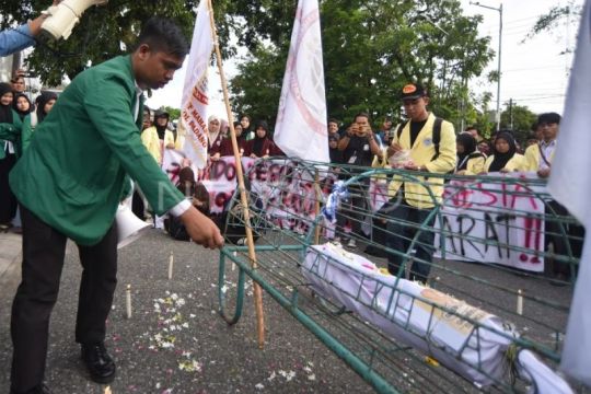 Aksi unjuk rasa di Padang
