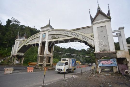 Progres perbaikan jalan pascabencana di Lembah Anai