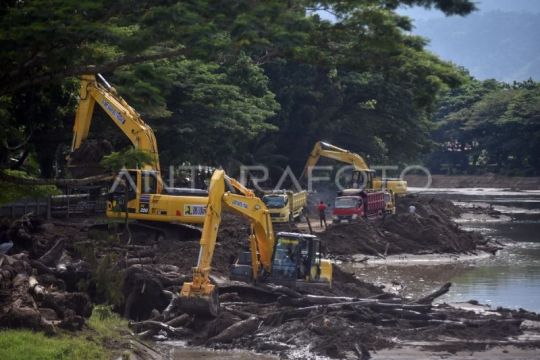 Pembersihan material banjir bandang di Batang Air Dingin