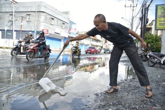 Genangan air akibat drainase tersumbat sampah di Kota Palu
