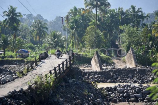 Akses penyeberangan sementara warga Padang Pariaman