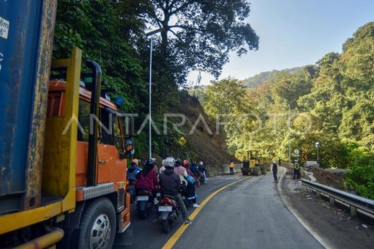 Tebing longsor di Lembah Anai