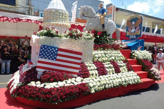 Foto - Semarak iven Tomohon International Flower Festival