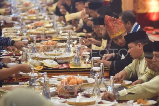 Tradisi makan bajamba di Padang
