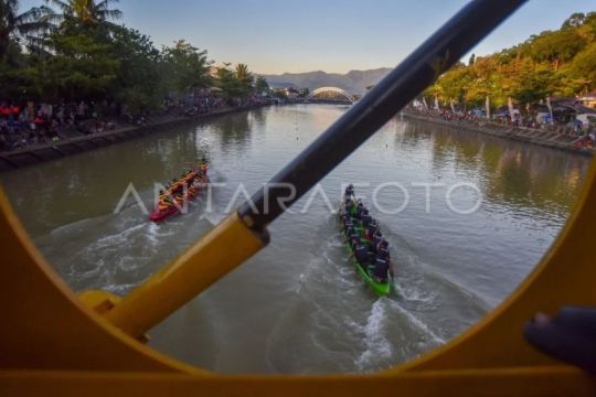 Selaju sampan tradisional di Padang