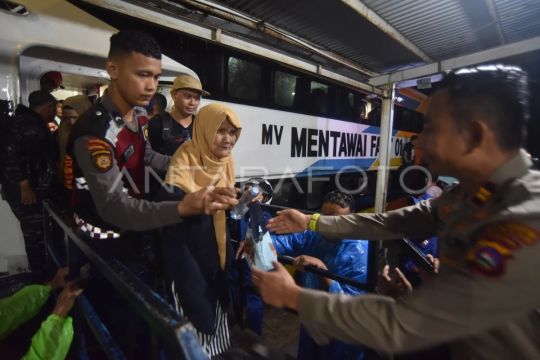 Evakuasi kapal Mentawai Fast di Padang