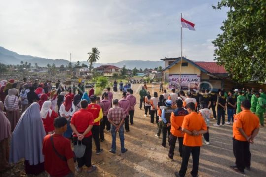 Upacara bendera di bekas lokasi bencana di Padang