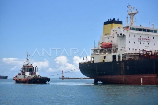 Operasional kapal pandu dan tunda di Teluk Bayur