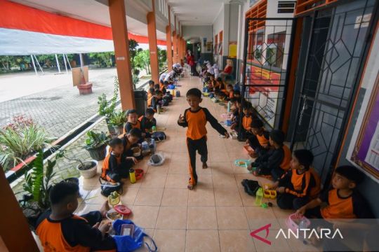 Makan bersama di sekolah