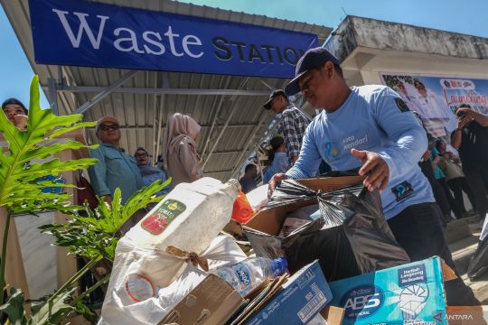 Gerakan ASN memilah sampah anorganik di Kendari