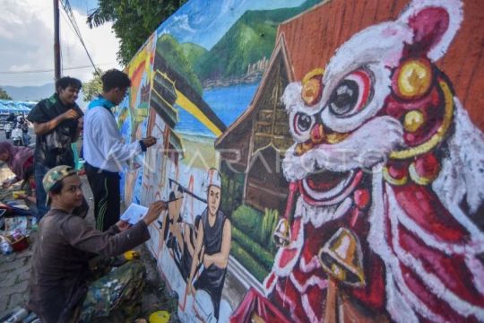 Lomba mural pariwisata dan budaya di Padang