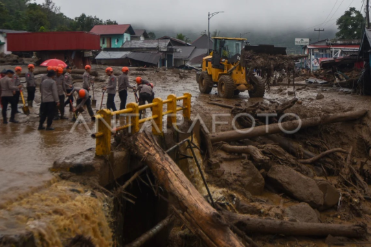 Polisi bantu penanganan banjir bandang di Solok