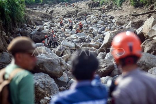Pencarian korban banjir bandang di Solok