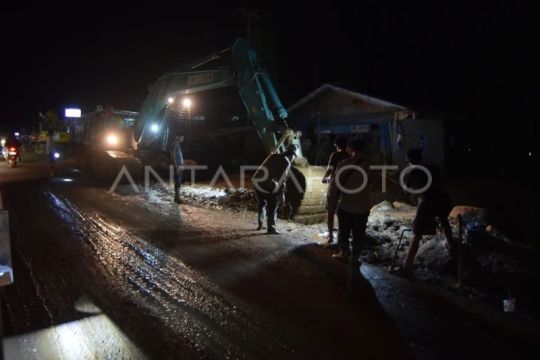 Pembukaan jalan pascabencana banjir bandang di Solok