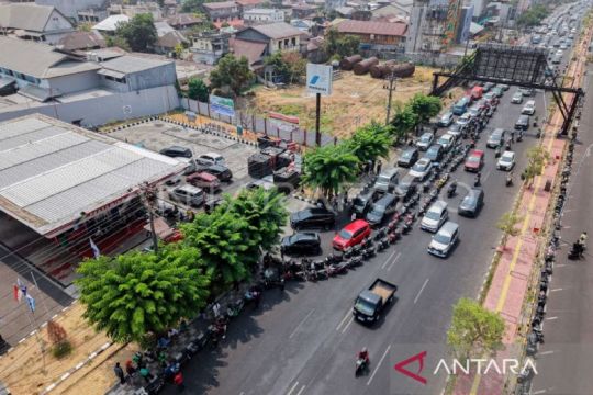 Foto - Antrian BBM jenis pertalite di SPBU Manado
