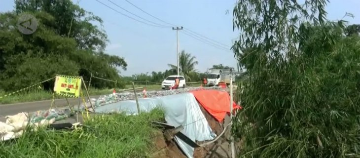 Jalan penghubung Lebak-Bogor ambles tergerus longsor