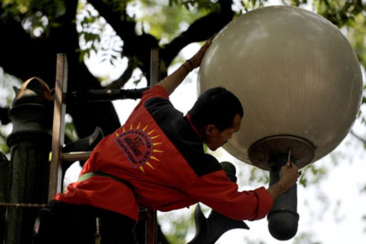 Jakarta's street lamps dimmed during PSBB