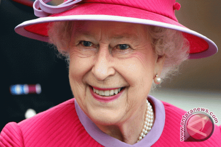 Queen hosts British film royalty at Buckingham Palace