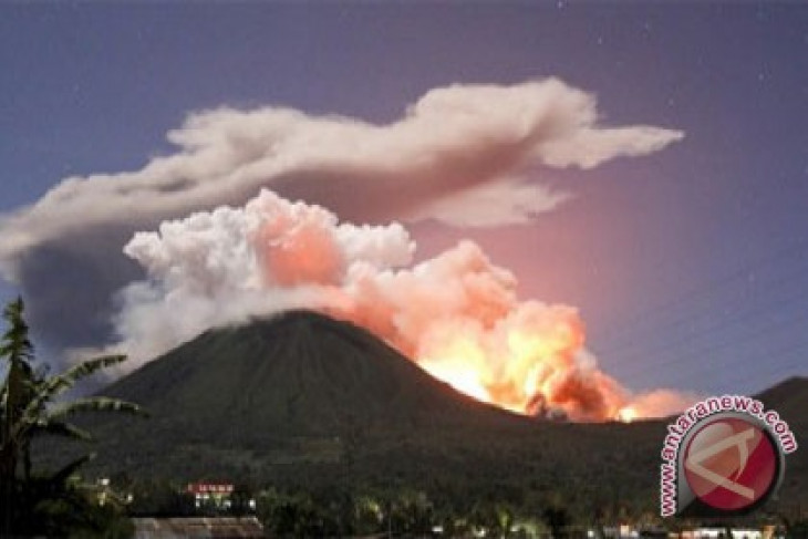 Mt Lokon spewing volcanic ashes anew