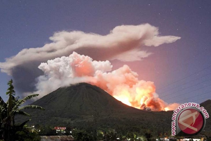 Mount Lokon`s volcanic activity increases