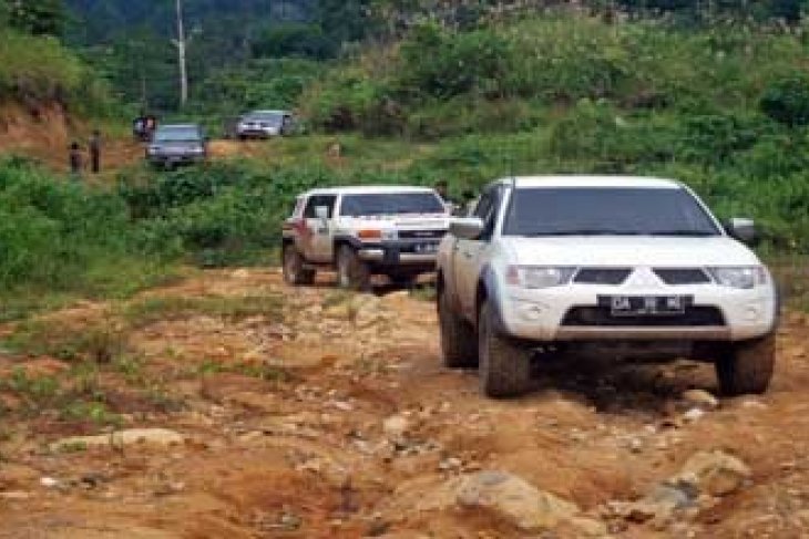 JALAN POROS RUSAK BERAT