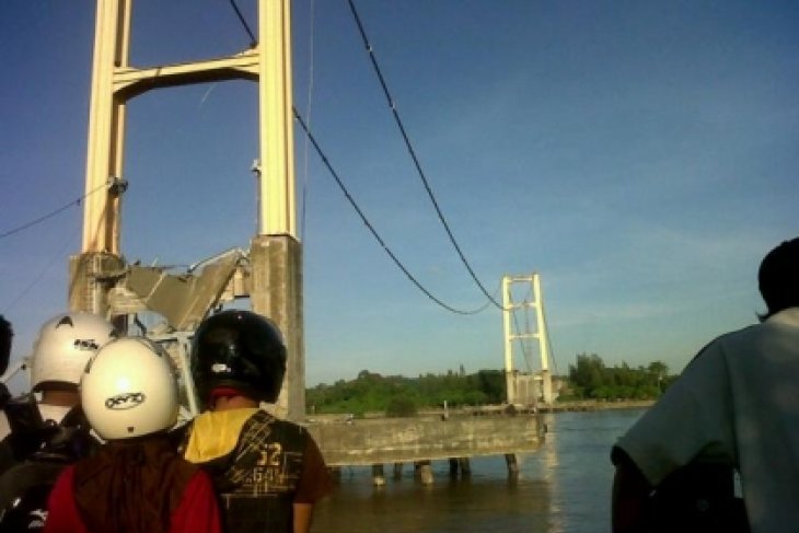 Jembatan Kutai Kartanegara Runtuh