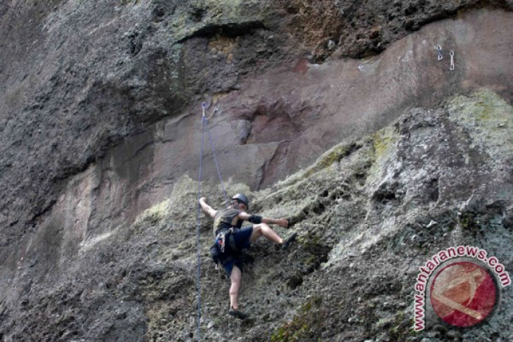New Zealand climber found dead