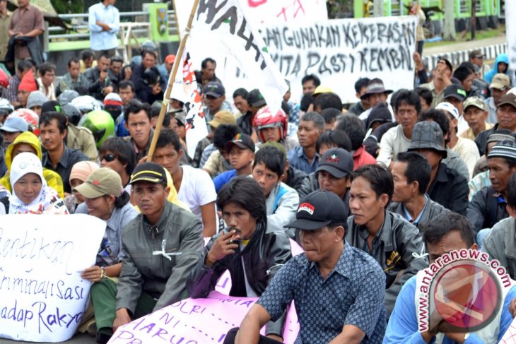 Ratusan warga tahan alat berat milik perusahaan