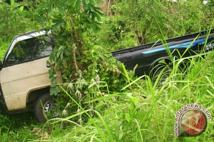 Mobil Avanza masuk jurang di Serangai