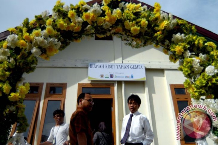 Indonesian government to build 74 thousand quake-proof houses