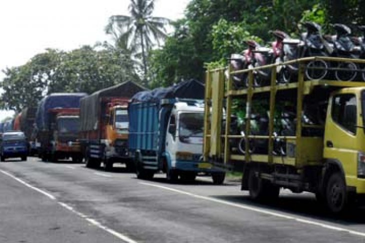 ANTREAN TRUK PADANGBAI