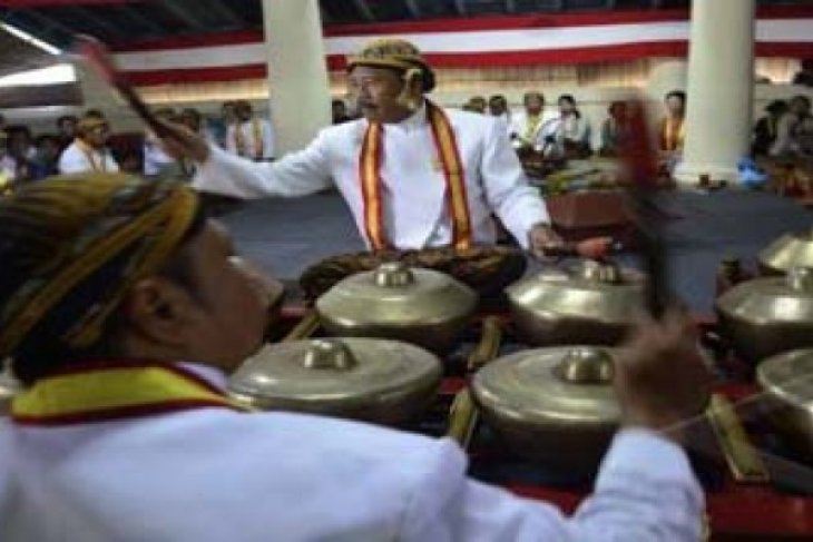 GAMELAN SEKATEN DITABUH