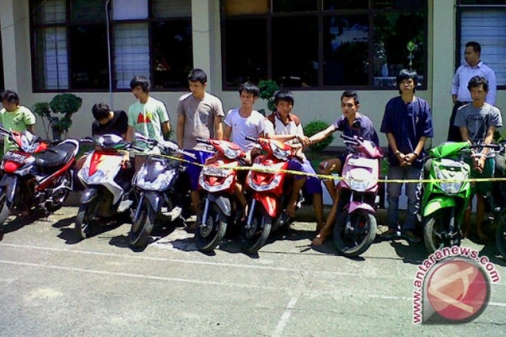 Sepeda motor anggota TNI-AL raib diembat maling