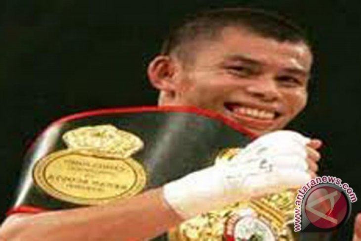 Chris john pertahankan gelar setelah