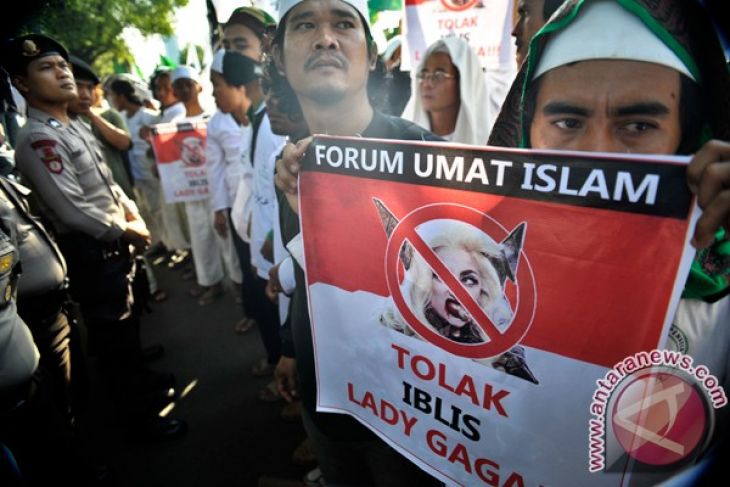 Pamekasan muslim students turn Lady Gaga down