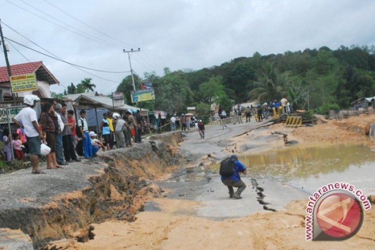 50 Meter Jalan Bujangga Amblas