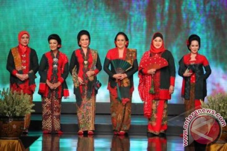 Persembahan kasih Titiek Puspa.