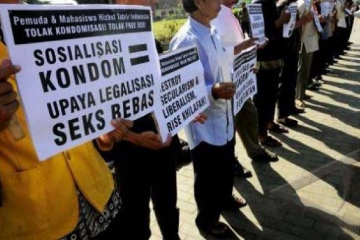 TOLAK SOSIALIASI KONDOM