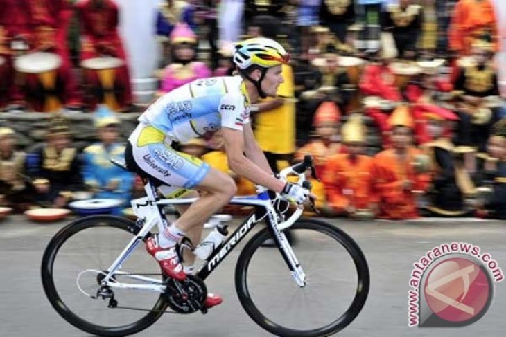 Spanish cyclist wins third stage of tour de Singkarak