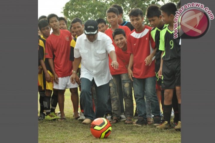 Bupati Menendang Bola