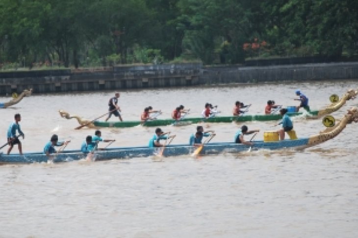 Dayung Perahu Naga