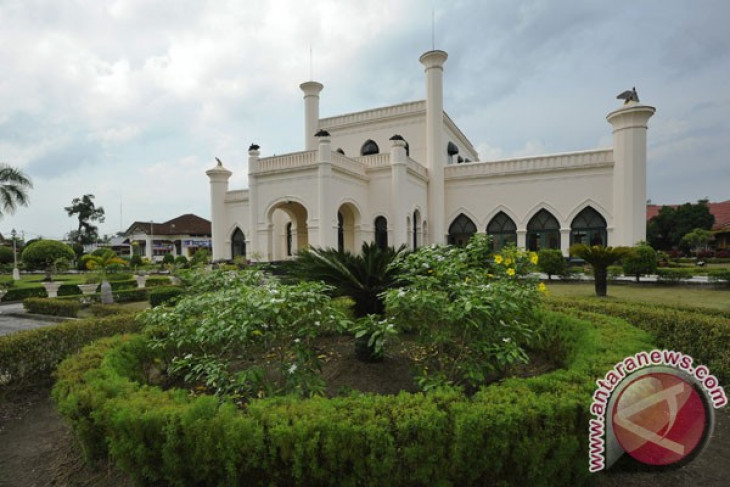 Riau governor condemns arsonist of Siak Palace