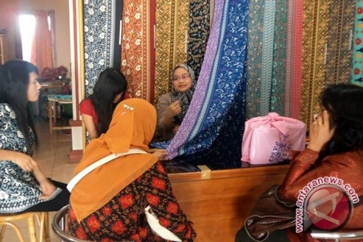 Hari batik nasional jadi peruntungan bagi penjual batik basurek
