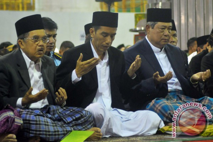 Jokowi performs Idul Adha prayer with president