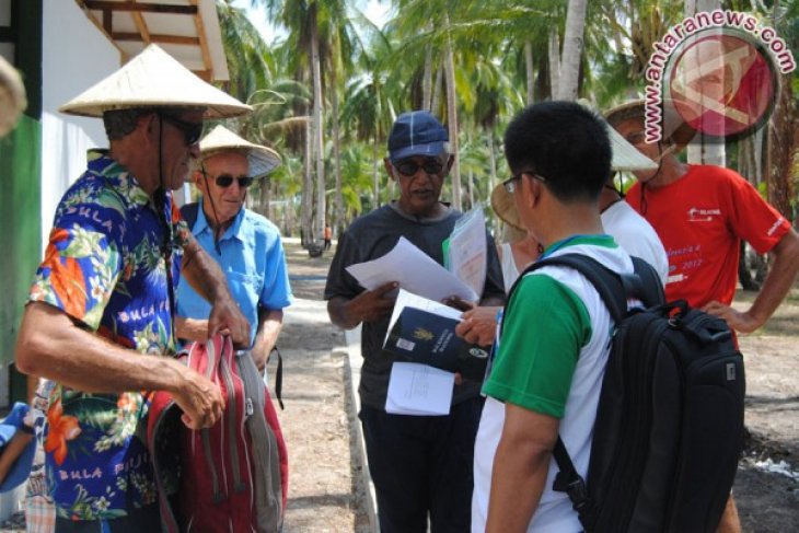 Pemeriksaan dokumen rombongan Sail Morotai 2012 