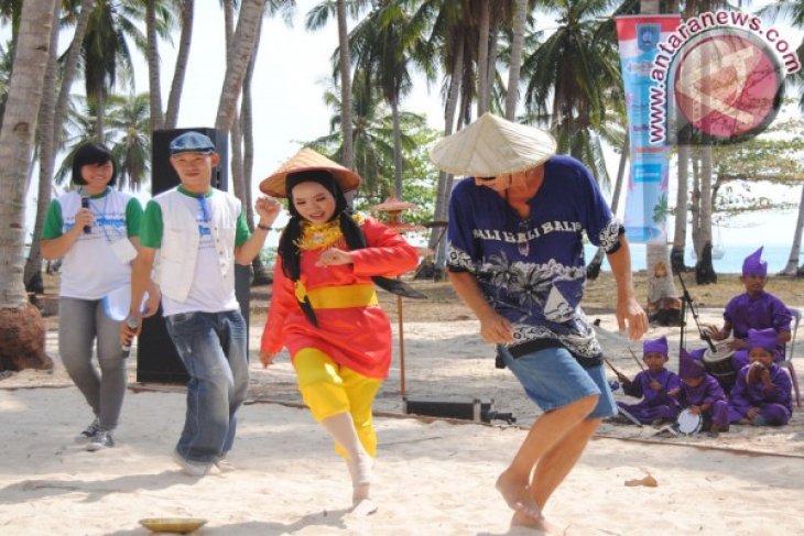 Rombongan Sail Morotai ikut menari 